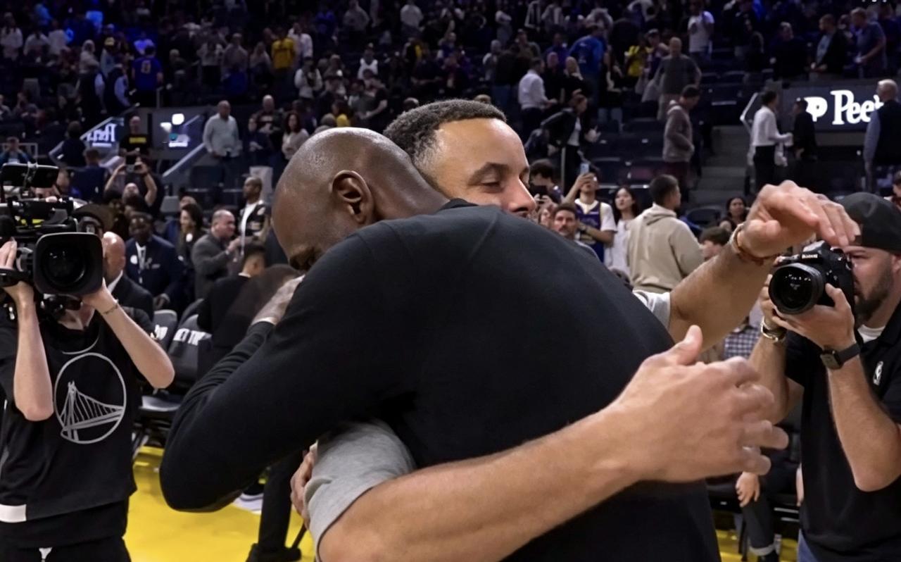 詹库相拥！这一幕，且看且珍惜！湖人与勇士比赛结束后，两队球员相互打招呼，当库里