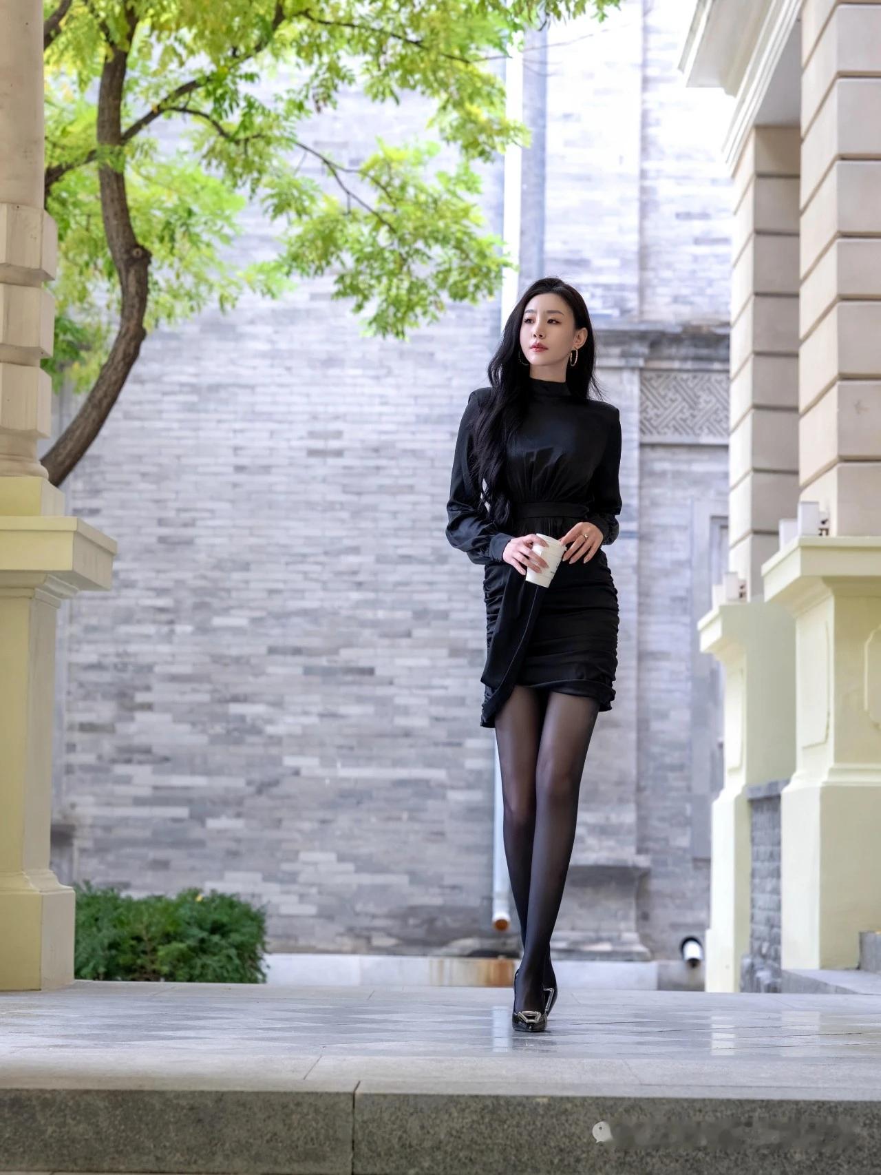 颜值穿搭：行走的暗夜诗行