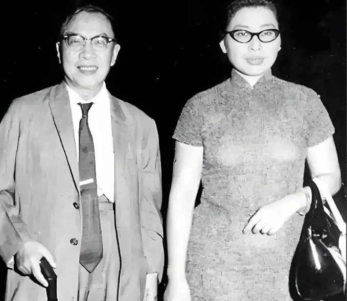 1956年，61岁的钱穆在香港举行三婚，迎娶27岁的胡美琦。新婚夜，他突然拿出一