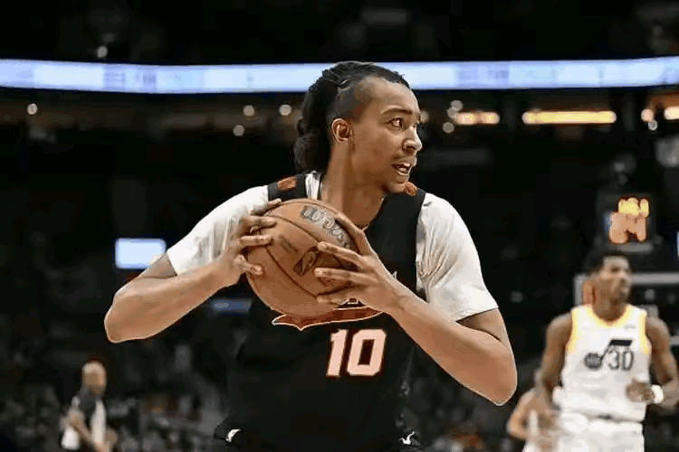 太好了，朱芳雨没有骗球迷。摩西.布朗真的来了，目前已经抵达香港。等手续办完就可以