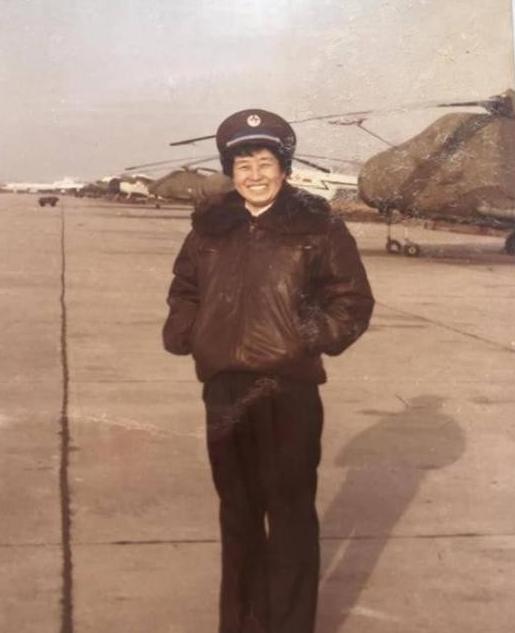 1964年，28岁女飞行员到西北去执行绝密任务，谁料在上飞机之前，摄影师突然说要