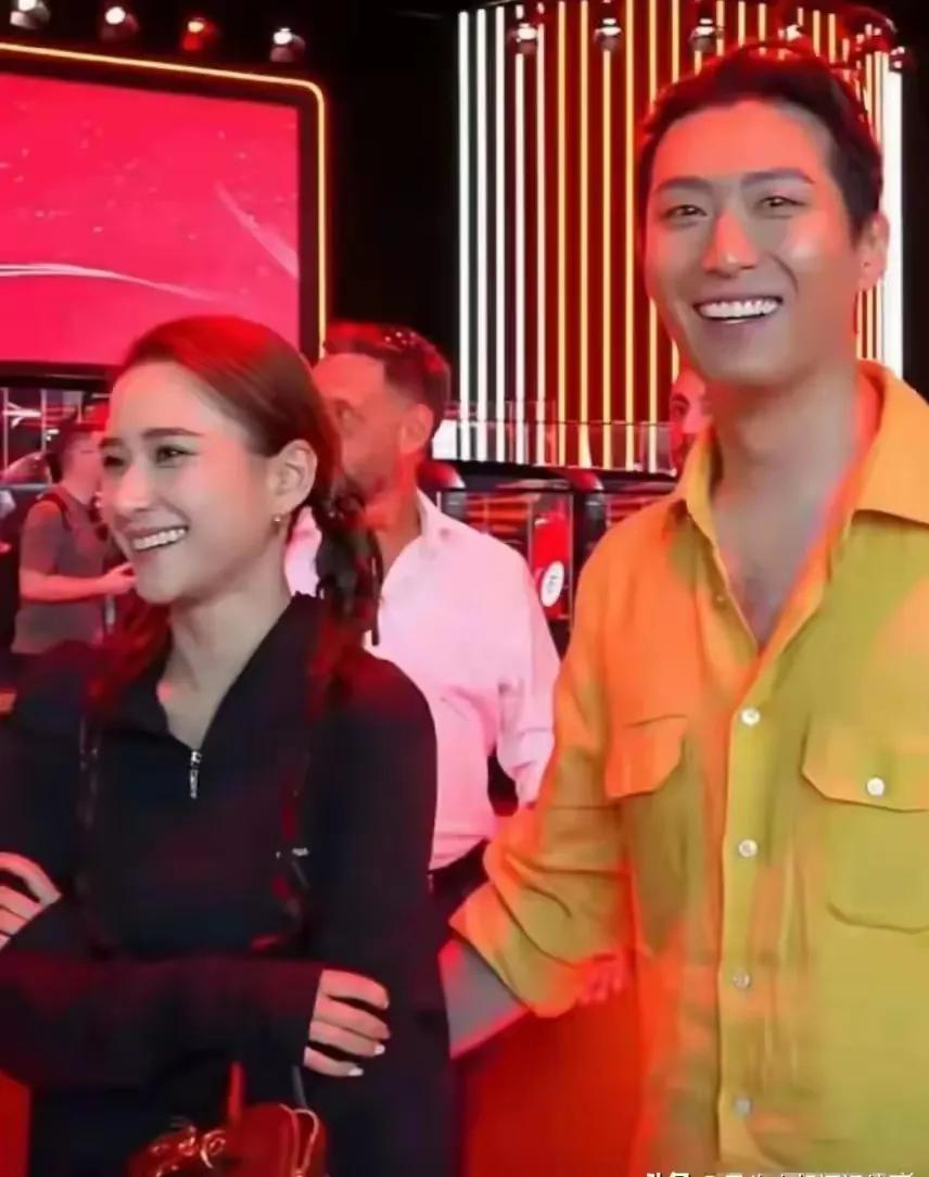 窦骁何超莲同框亮相，被网友夸爆，太有夫妻相，尤其是鼻子，嘴巴，笑起来的表情，犹如