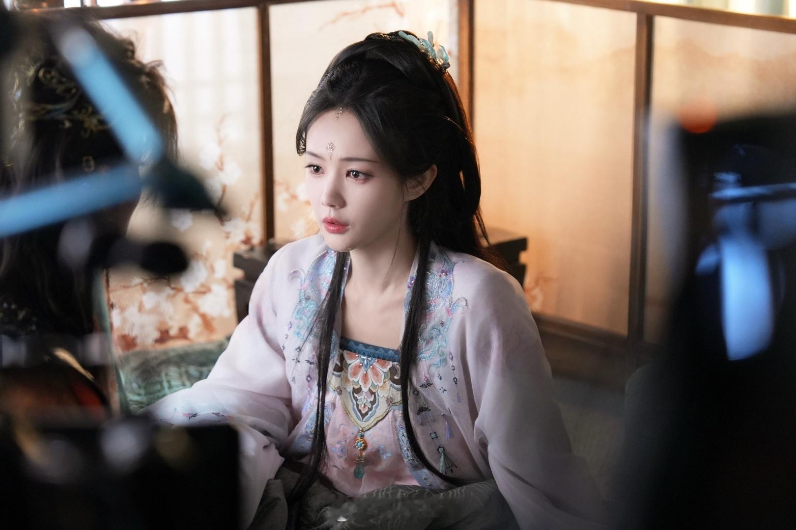 李一桐初代仙女施法手势李一桐这施法手势，完美诠释古早修仙剧初代仙女的灵动与力量
