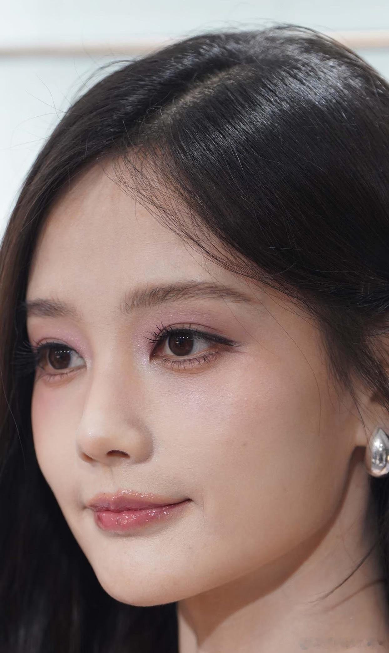 连泪沟和口角囊袋也没有，36岁这个高清相机生图状态什么水平？