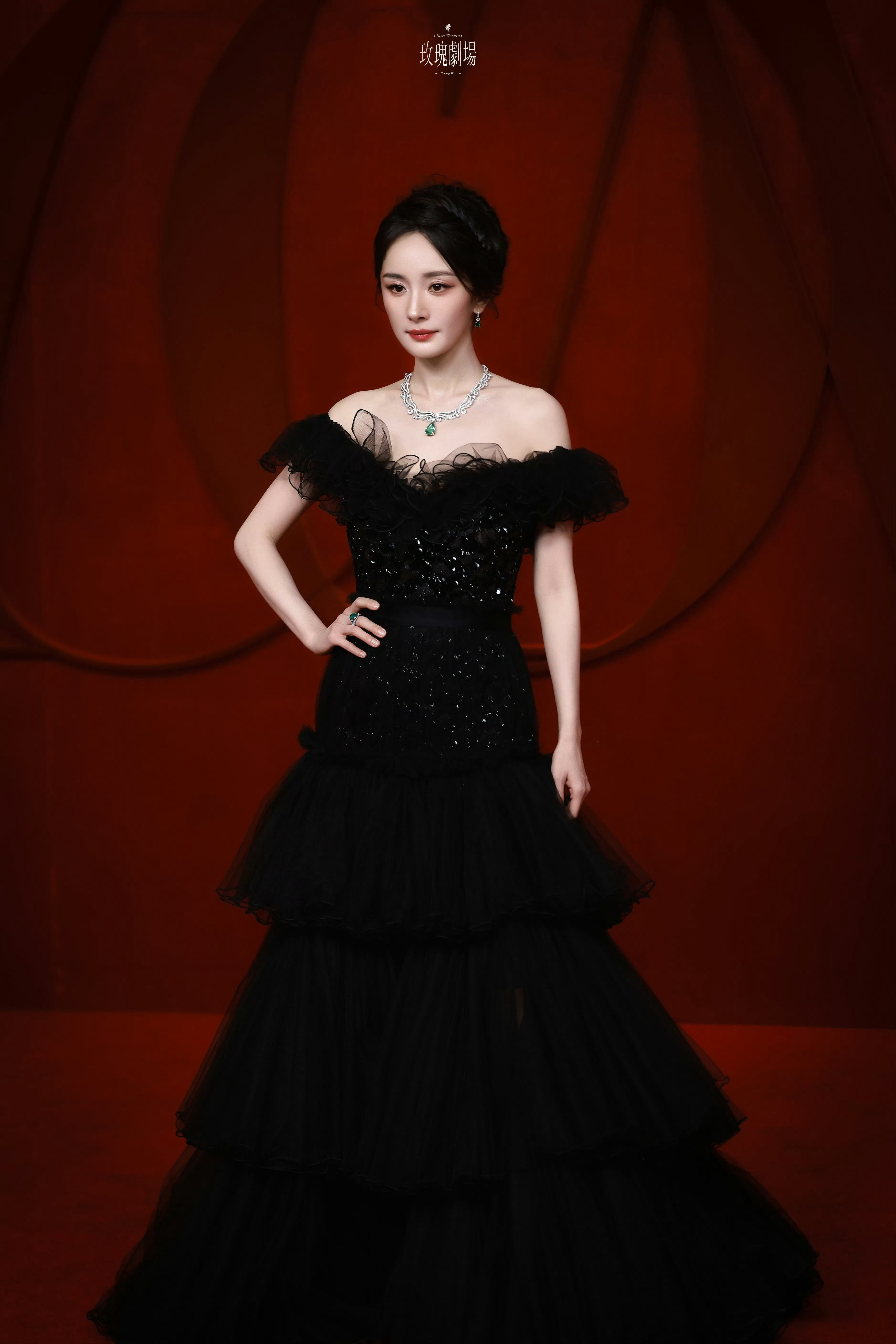 杨幂黑色礼服，珠宝配美人，优美高贵。