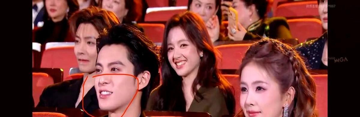 王鹤棣一跨，座次就碎了。没人喊他没规矩，反夸他真性情。娱乐圈装模作样太多，他