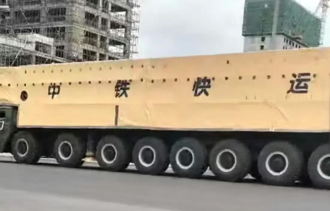 原木运输车不流行了，现在导弹部队喜欢用快递车