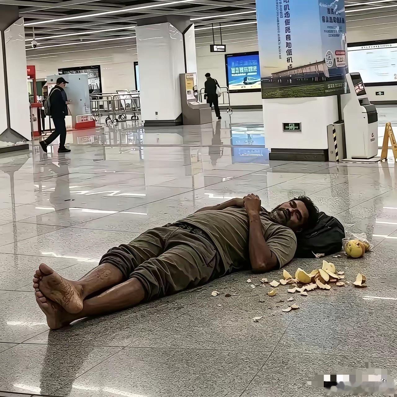 不带任何歧视，实话实说，要是见到国内的机场候机大厅里躺着画面中的印度籍“友人”，