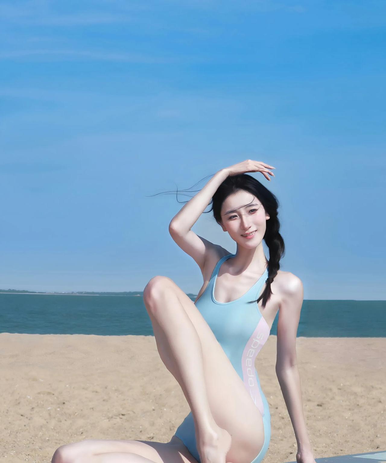 蓉么么浅蓝粉拼Speedo连体泳衣惊艳亮相，海边漫步水上活动皆出彩