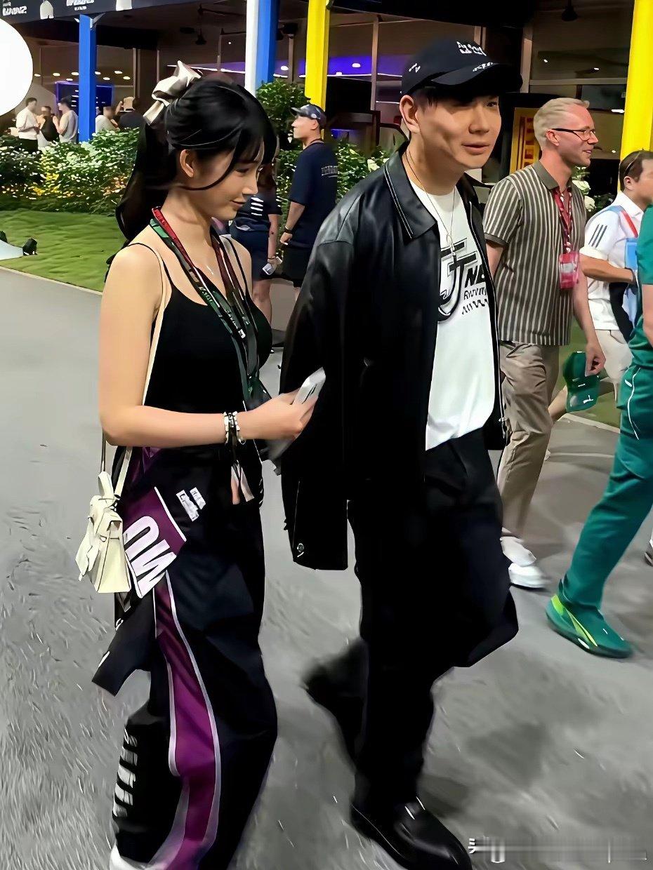 不怪林俊杰对她情有独钟，真人确实比较年轻漂亮！​