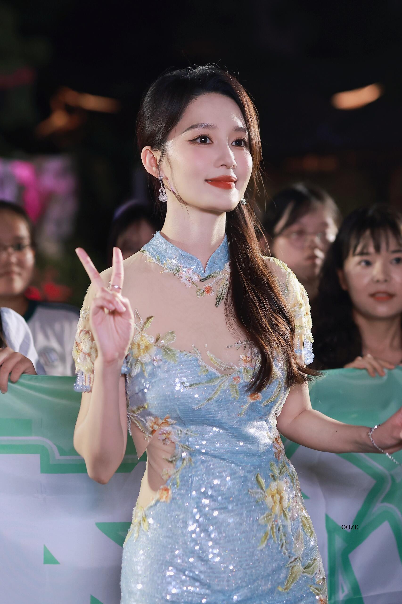 李沁第一次摇人剧宣，看来她是真急了，主演剧全扑，表演浮夸讲台词用劲，虽然漂亮但完