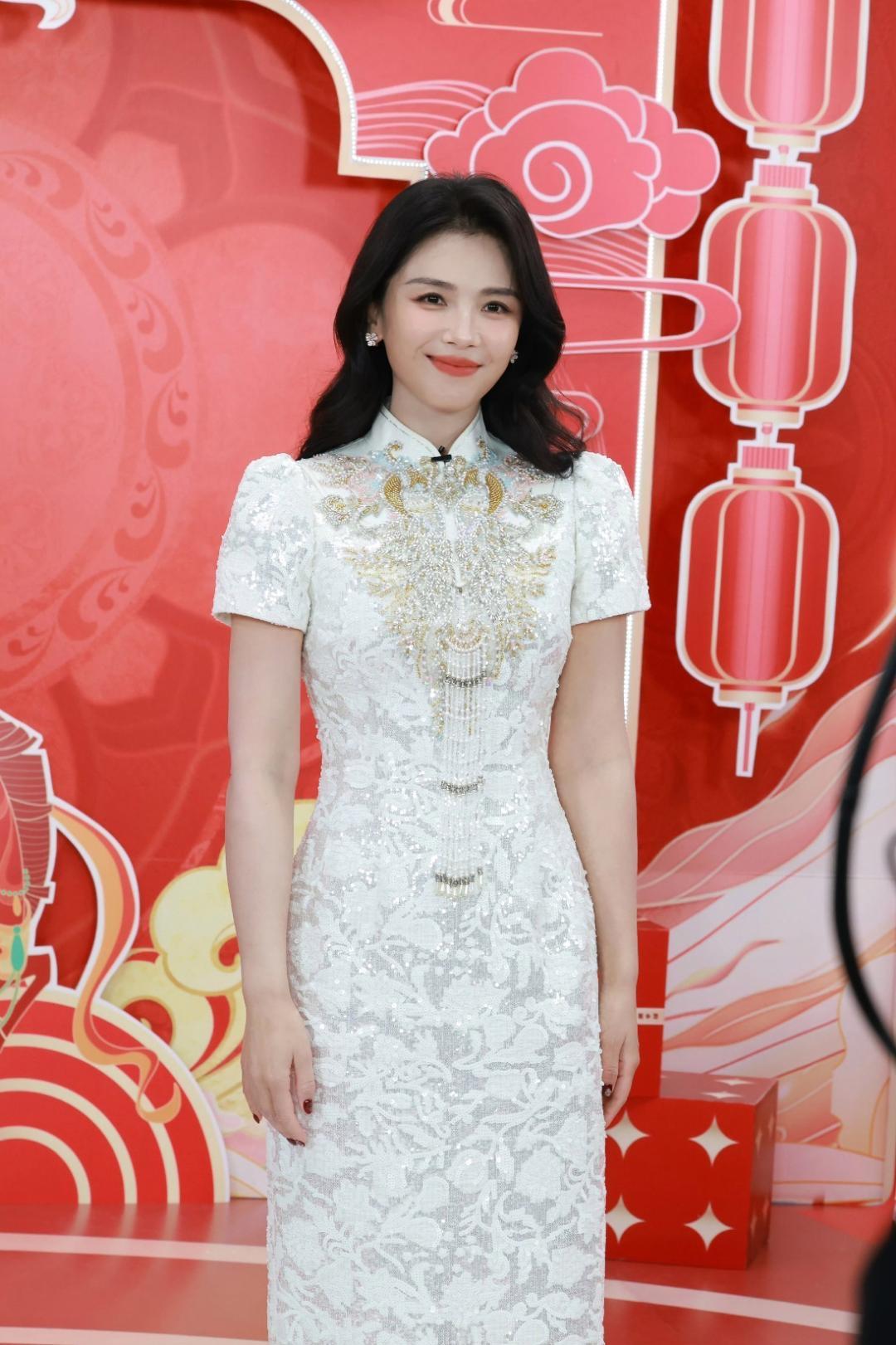 刘涛｜一袭白旗袍，邂逅东方年味在满是新春氛围的红墙前，刘涛一袭白色旗袍亮相，