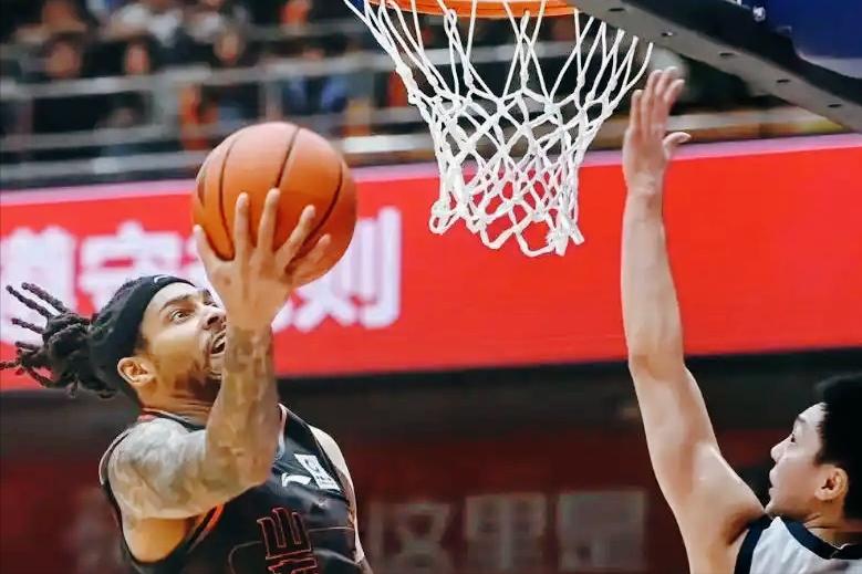 奎因38分空砍！广东被挤出前四，山东能直通季后赛？故意的吧？上一场输