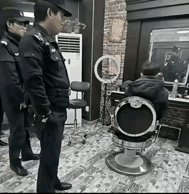 男子在外面打工一年辛辛苦苦的攒了一万六千元，回家过年的时候被同乡好友叫去赌博，一