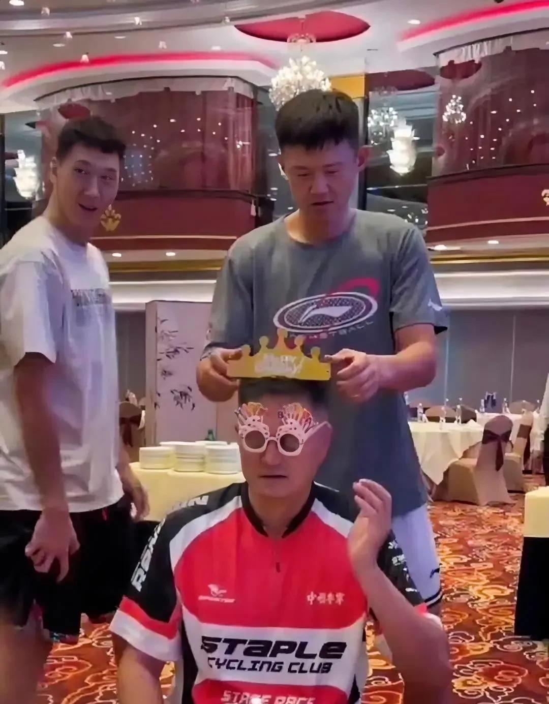 今天广东全运男篮最亮眼的，不是过生日的杜锋，给他带生日帽的周鹏！今天广东男