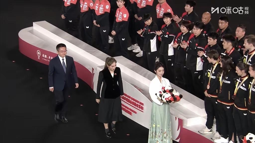 颁奖式一个细节：说明中国办赛水平“太高”了这次成都混团世界杯，各国球员都给予