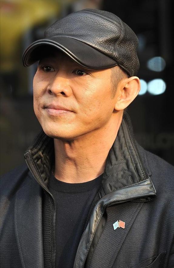 主持人，杨澜，问李连杰，以前有一段时间，香港很乱，你受到过威胁吗。李连杰说，当然