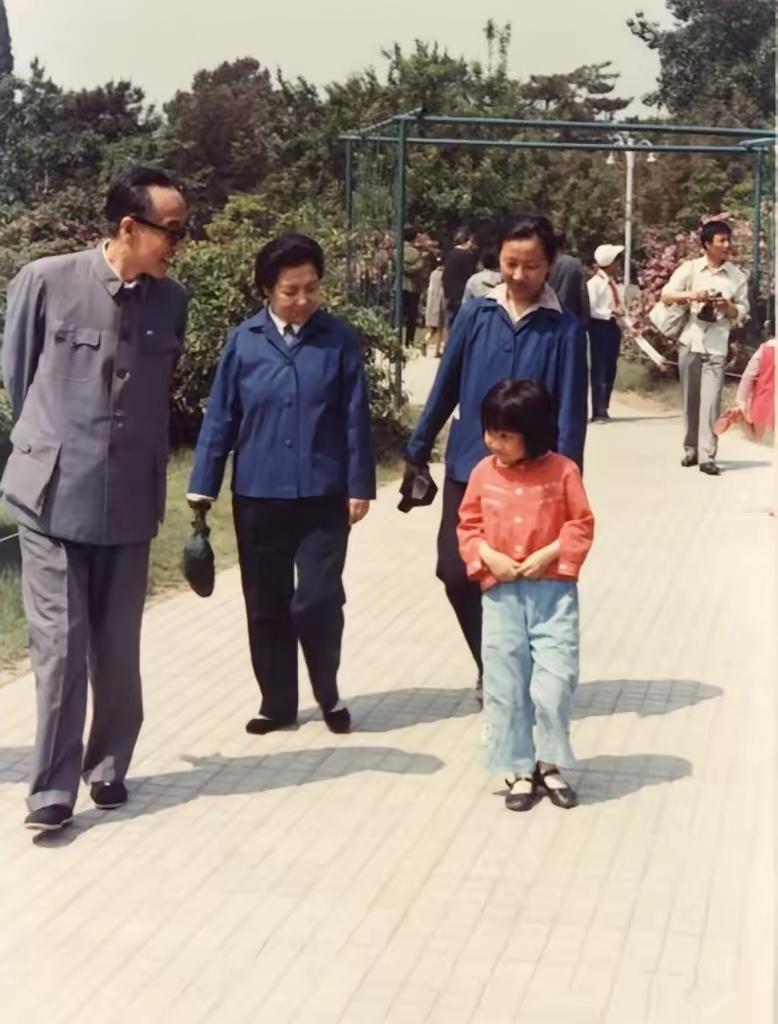 照片拍摄于1982年，北京中山公园祖孙三代游园的温馨画面。照片中的老人是无产阶