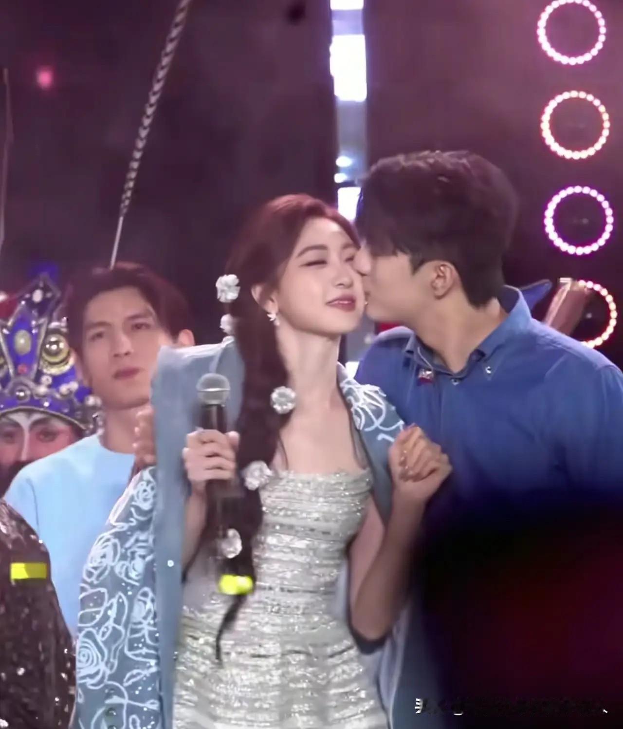 这绝对是生理性喜欢，没跑了！跨年晚会上这对小情侣的互动太水灵了，简直甜到心坎