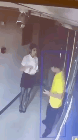从监控拍下来的视频看，明显的这个男子是送外卖的。但是，不知道这位穿着工装、身材不