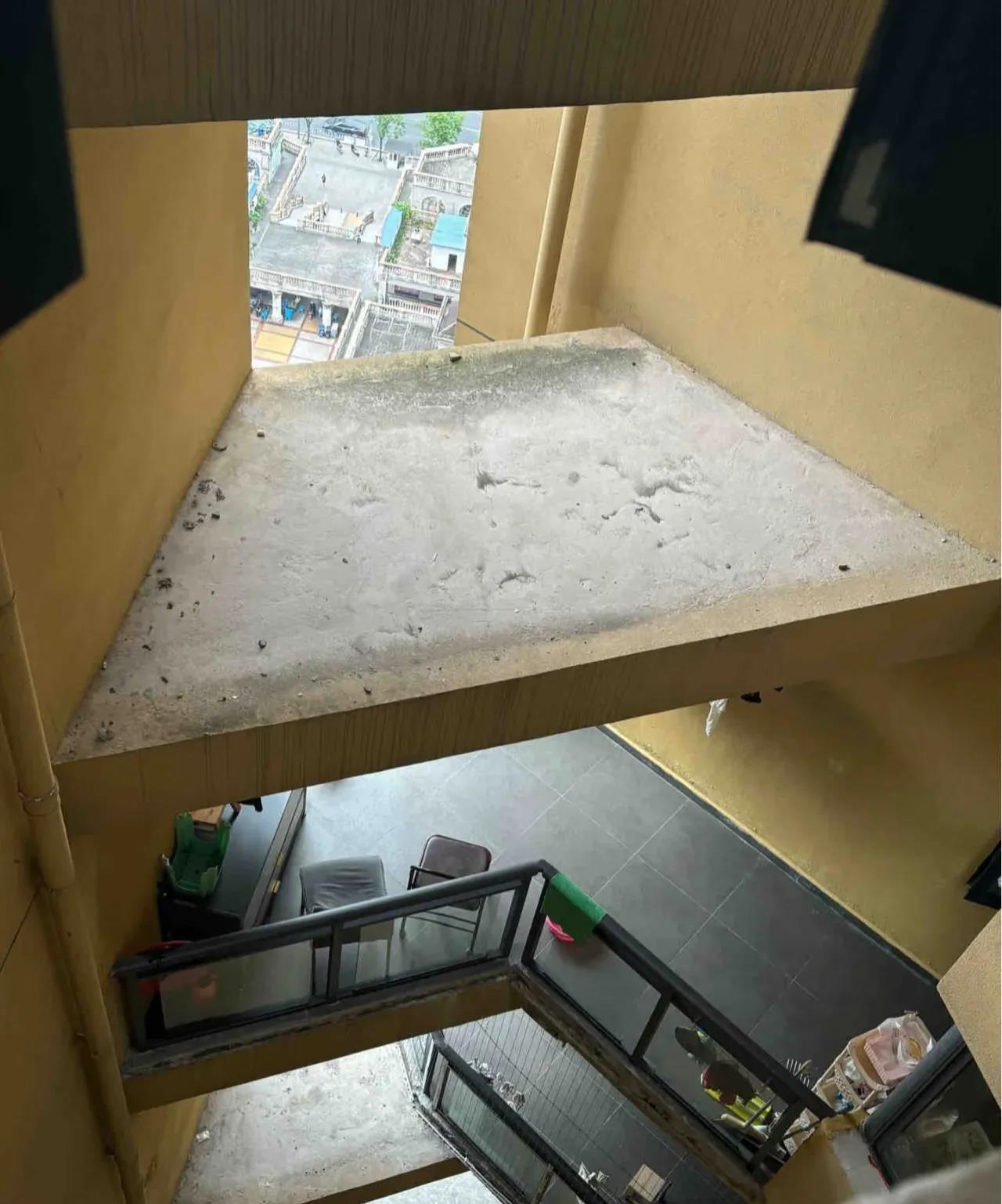 真是离谱到家了今天跟着中介去看了二手房好家伙好家伙小区的邻居居然都这么干啊