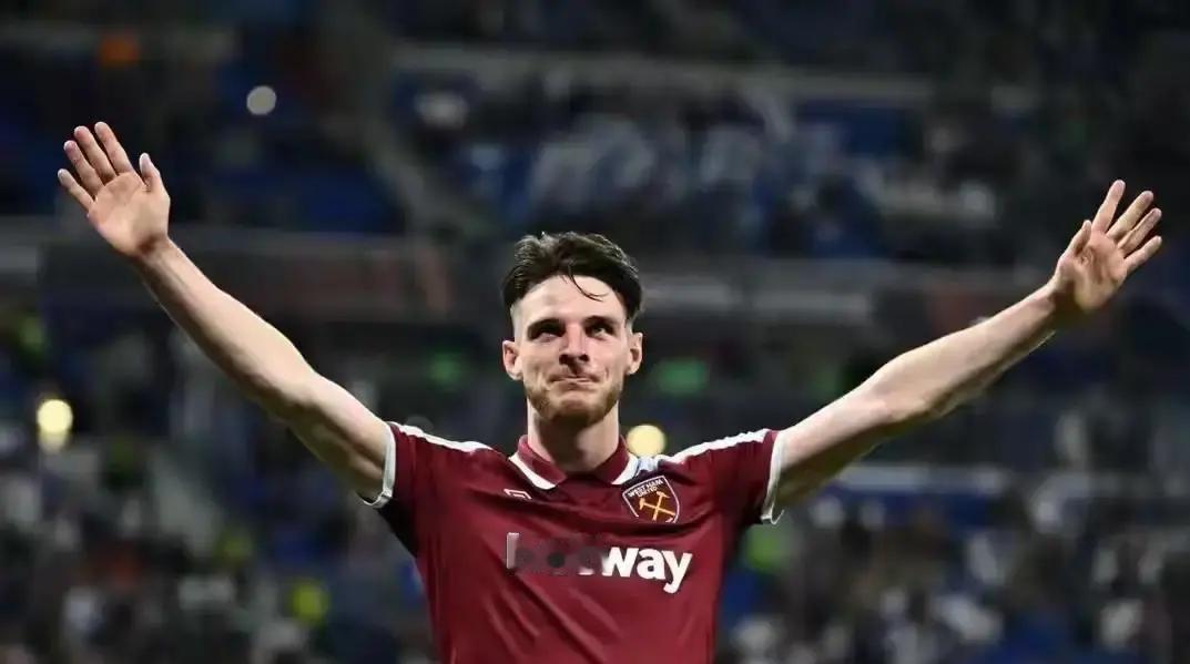 别被积分榜骗了。阿森纳的领先，建在一条快绷断的弦上。厄德高膝伤缺席训练，萨