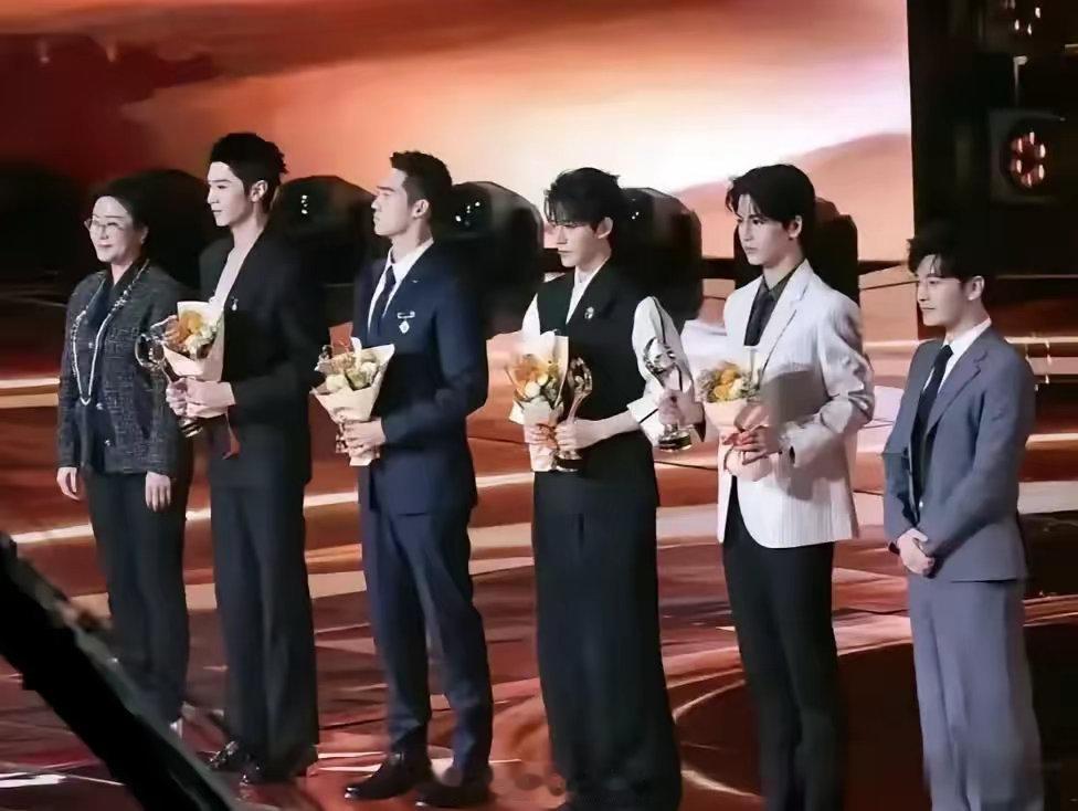 真的为黄晓明感到尴尬，隔着屏幕都能感觉到他的尴尬！