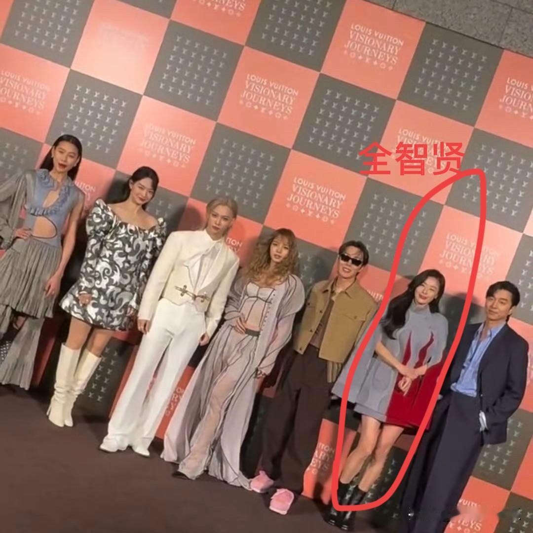 全智贤旁边没站个孔刘真有点格格不入，人做错事果然是要付出代价的，在泡菜那边娱乐