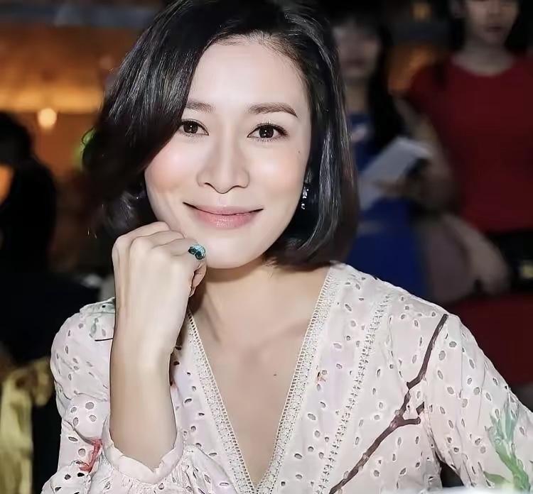 不止香港，全国人民都知道了。2025年11月16日，港媒报道佘诗曼斥资3000万