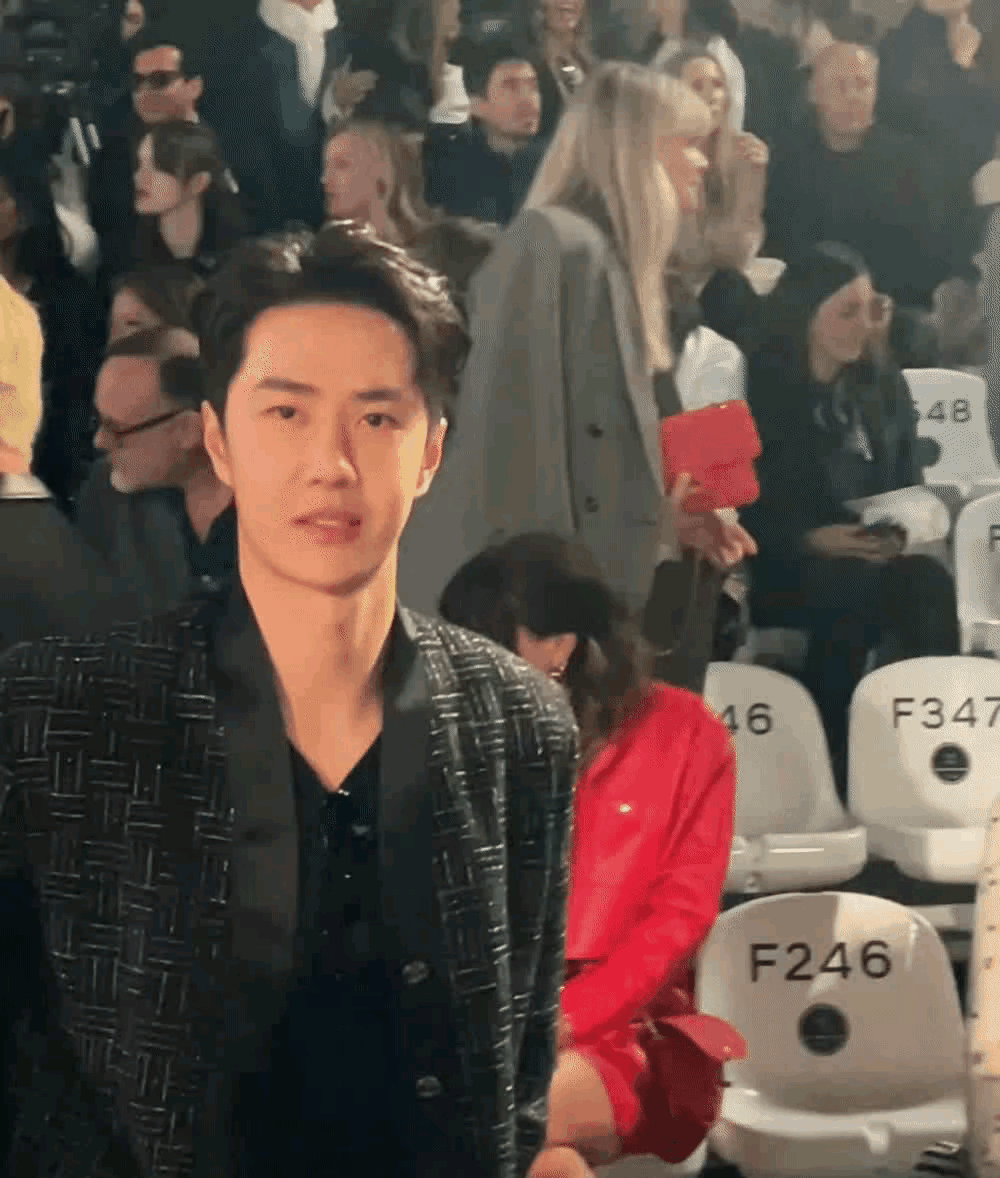 王一博现在挺怪的你说他是顶流吧可是哪个顶流不拍戏不上节目呢你说他糊了吧可是参加的