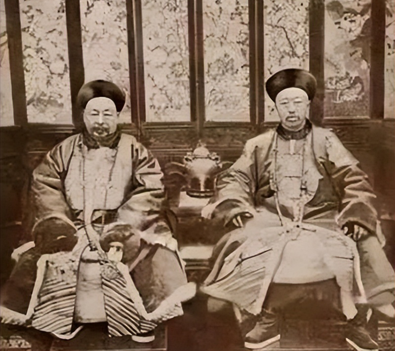 1859年，左宗棠连夜逃亡，赶往巡抚胡林翼营中避难。然而，胡林翼却对他说：“皇上