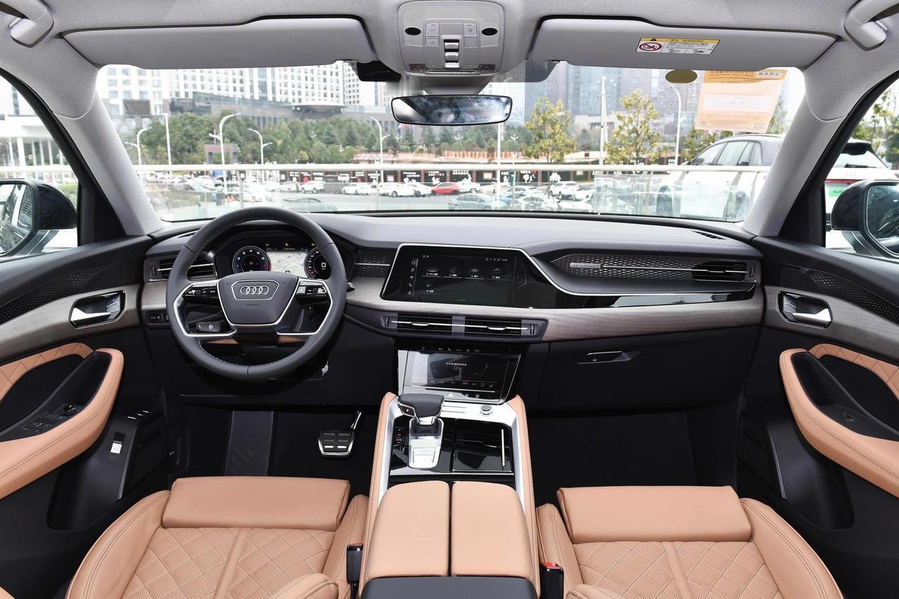 公司里面的采购部主管老王，最近为买车的事有点烦恼。他看中了两款车，大众旗下的