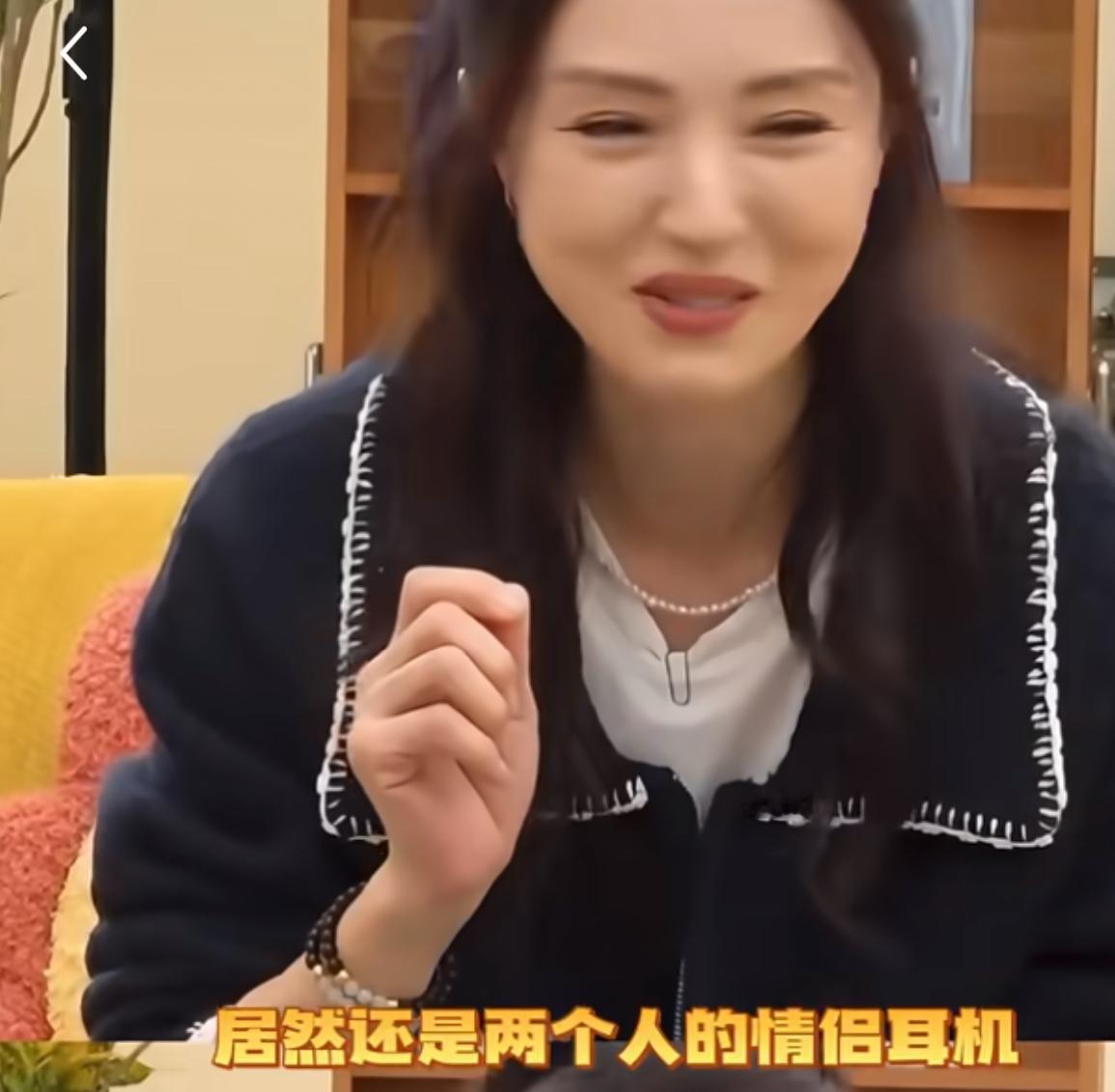 原来张维伊时刻不摘的耳机与董璇的是情侣款。我们错怪他了。怪不得在节目上张维伊