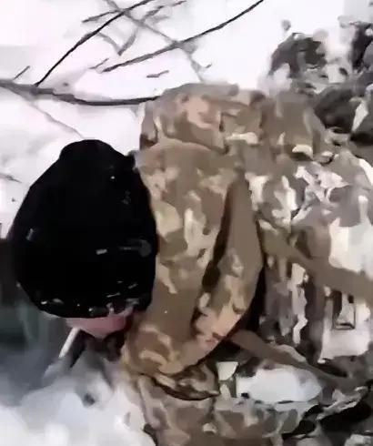 俄军抓到乌军士兵之后，还给他烟抽，真的是很有意思啊！本来俄罗斯和乌克兰就是兄弟