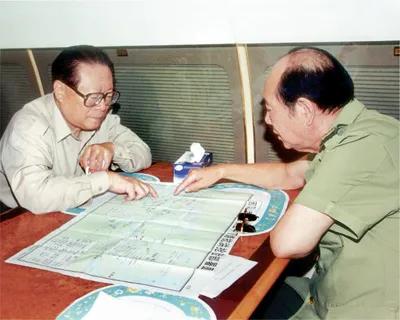 张万年上将一辈子热爱毛主席。1995年，张万年得知毛主席的儿子毛岸青身患重病，部