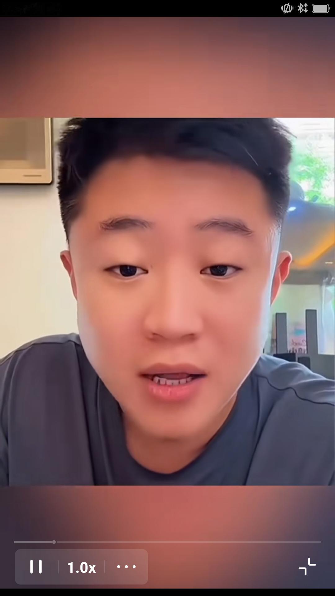 【针对同父异母弟弟王梓嘉在网上言语攻击，王亮首次在直播间作出回应。】王亮说:你看