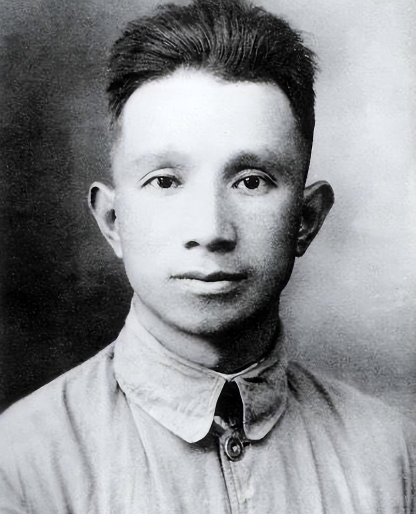 1950年，粟裕正在汇报工作，门突然被撞开。李克农冲进来，声音发颤：“粟裕同志，