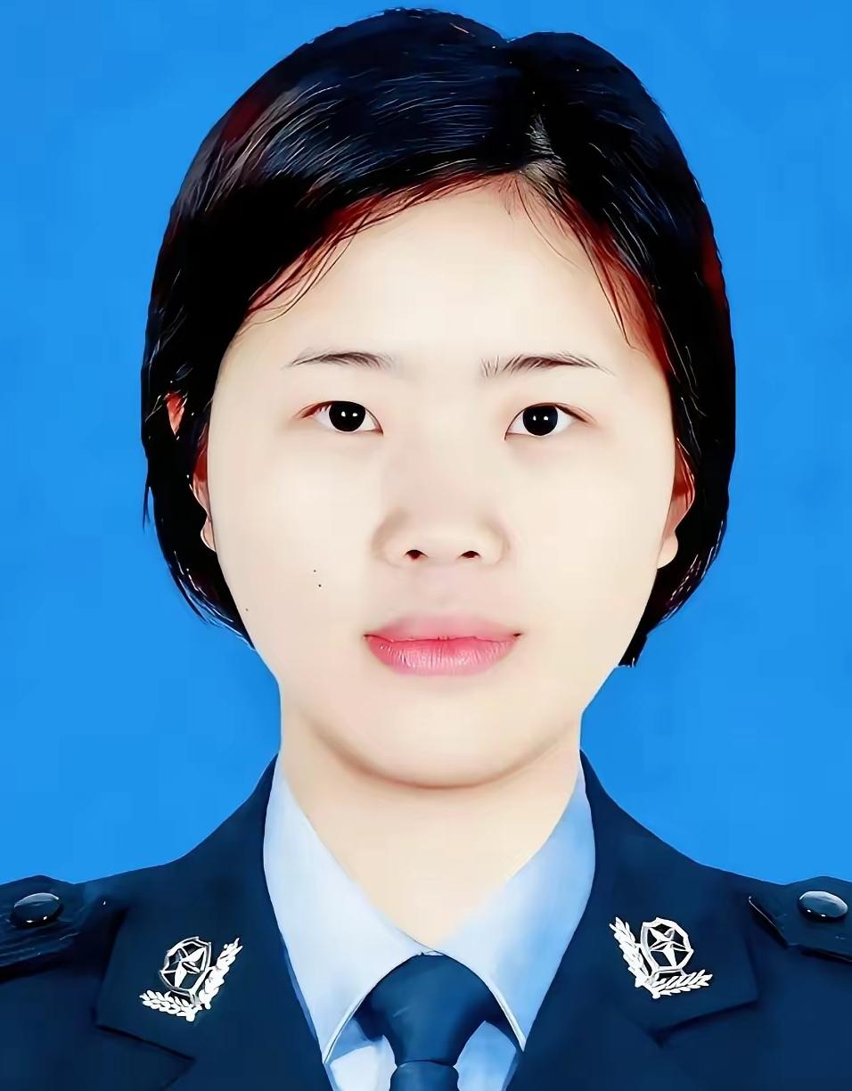 这两天净是些大案子。看得人心里发沉。四川沐川这位女所长，徒手夺刀的事儿。