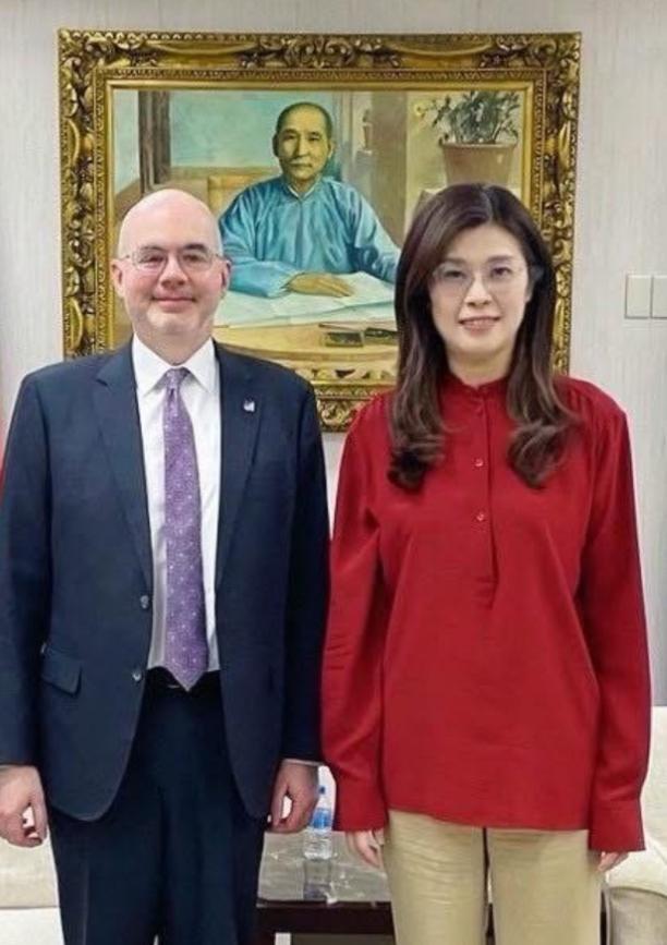 一身“中国红”配卡其裤，郑丽文见美方人士的这身打扮堪称绝妙隐喻：在民族底色与现实