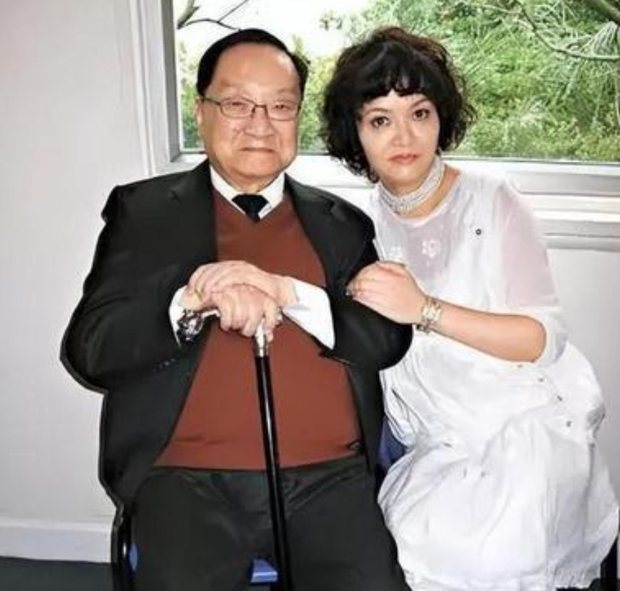 1976年，52岁的金庸带着20岁的林乐怡来到妇产医院，原配朱枚拦着金庸说:“好