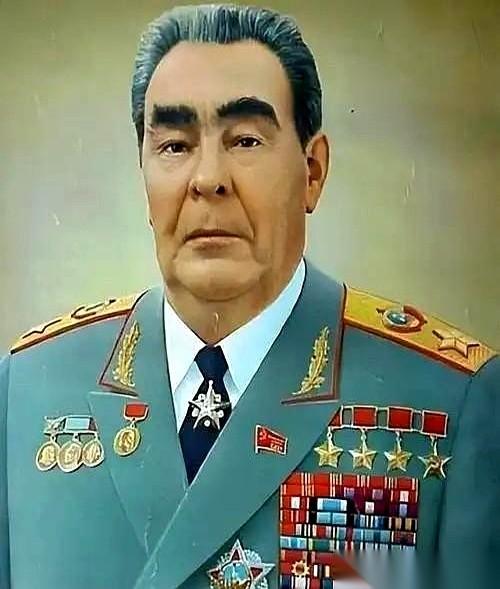 他倒在地上了，据说，尿液已经浸湿了地毯。而他那些最亲密的“战友”，那些靠他一句