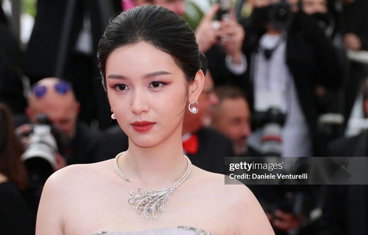 周也戛纳生图被审判了！周也这次受巴黎欧莱雅邀请出征戛纳红毯，不过生图被粉丝审判