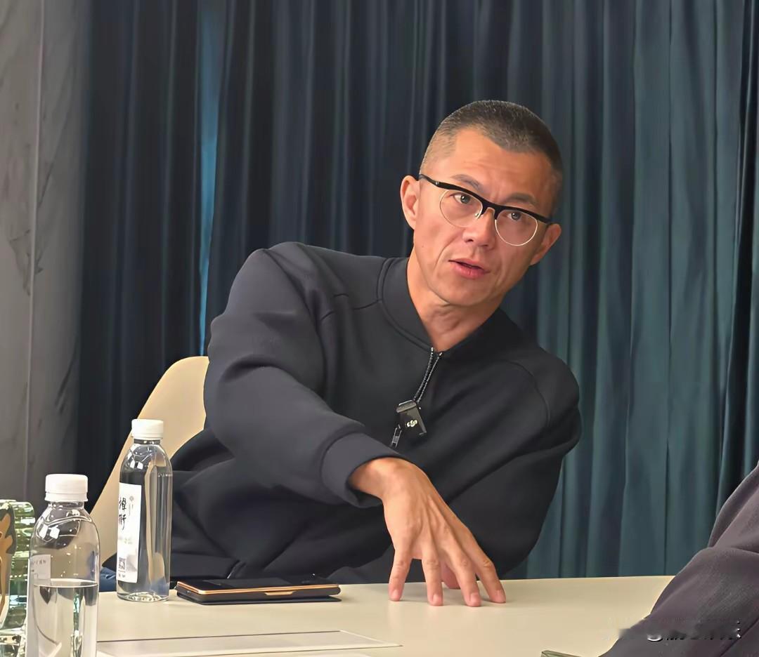 陈震，何其一个傻子了得……看看之前陈震的操作，人家明里暗里把小米恶心的不行，