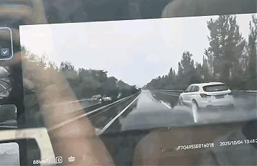 这行车记录仪画面看得人手心冒汗！山西二广高速上白色SUV雨天打滑失控连撞隔