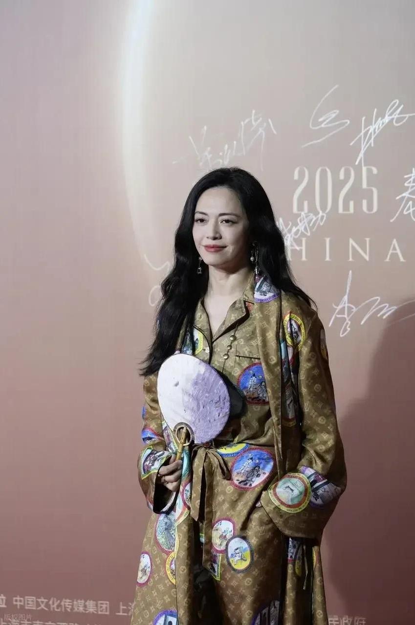 姚晨不像是会凑热闹或者打广告的人啊。那么只有一种可能，就是私下交易，花钱找关系