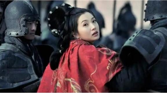 吕布被曹操杀死以后，曹操的士兵闯入吕布的内室发现了貂蝉，貂蝉怕被士兵糟蹋，立刻举