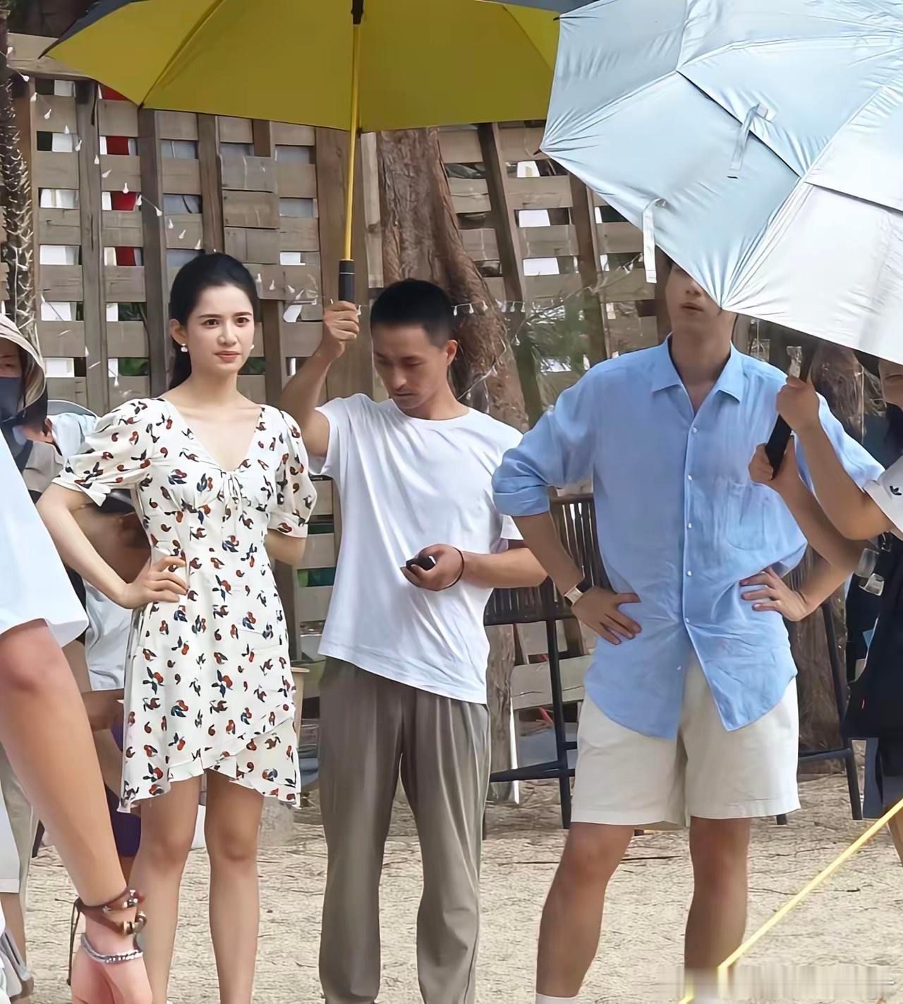 张婧仪与李现现身深圳海滩拍戏，她穿碎花裙扎高马尾，五官精致，皮肤白皙。