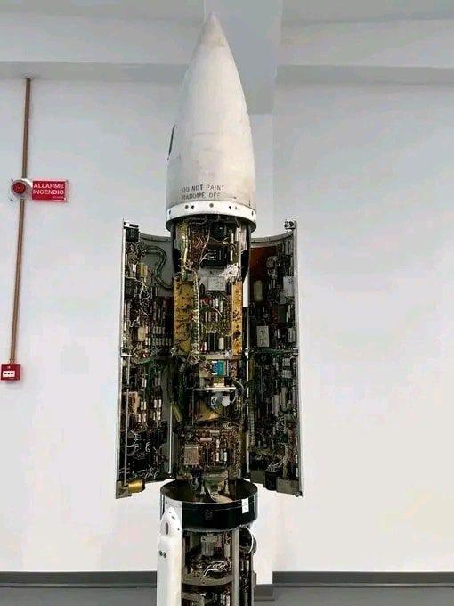 AGM-12Bullpup导弹是美国海军与美国空军同时服役的第一种空对地导弹，