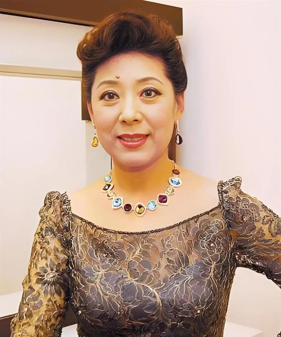 1990年，歌唱家关牧村因家暴提离婚，丈夫王星军说房子孩子选一样，关牧村的选择让