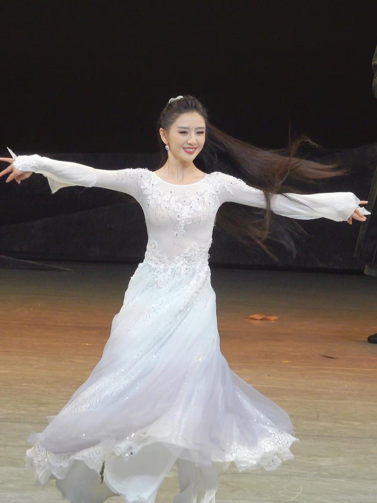 43岁的佟丽娅，该做的都做了，结了婚，生了孩子，离了婚，不仅颜值从小美到大，
